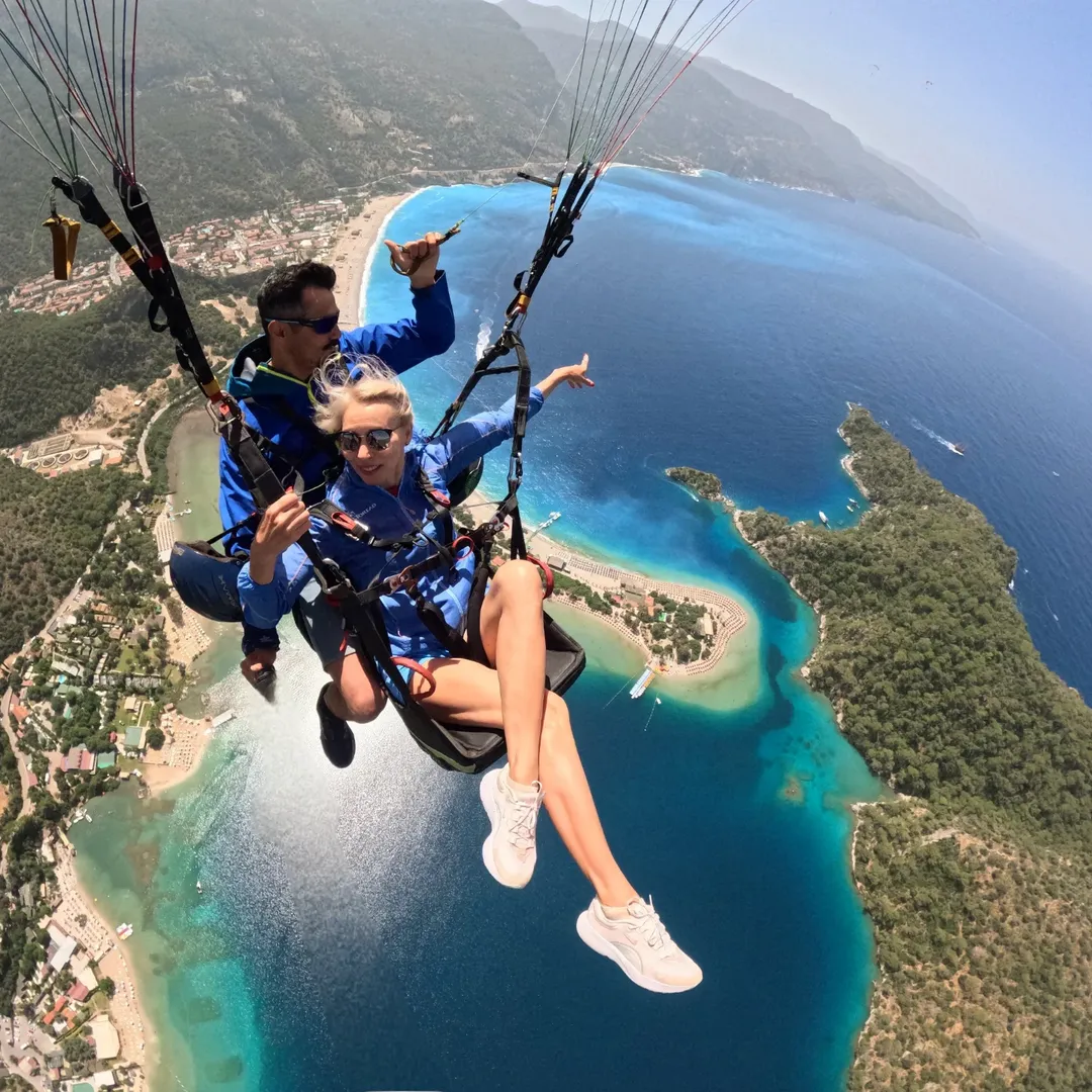 Babadağ'dan kalkan paraşütçü pilot ve yolcu