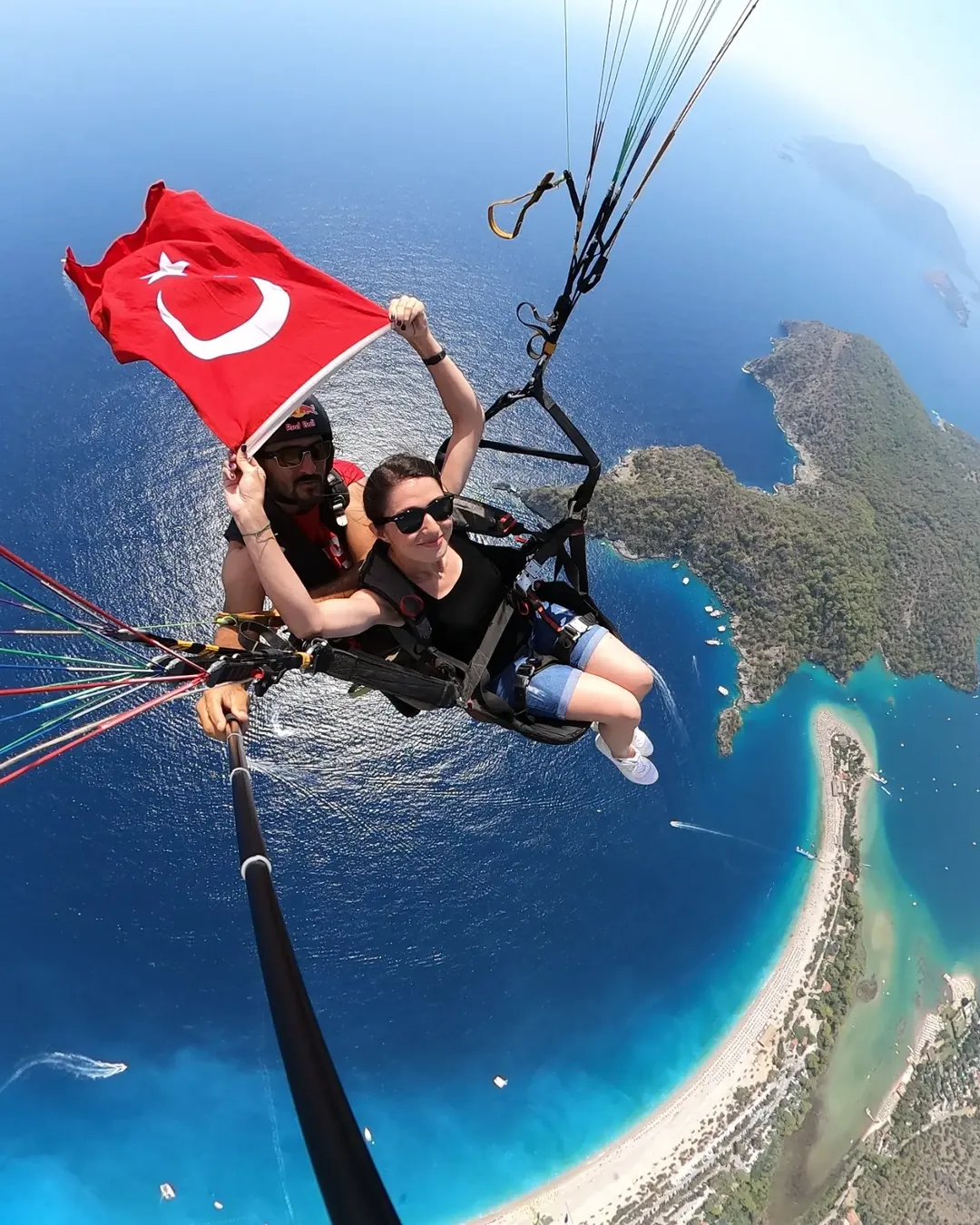 Ölüdeniz üzerinde süzülen paraşüt turkuaz gökyüzü
